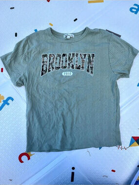 Rebellious One Graphic Short Sleeve Tee in Green Large Like New